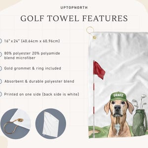 Op de afbeelding: Een witte golfhanddoek van 40,64 cm bij 60,96 cm, inclusief een gouden oogje en ring. De print toont een hond met een groene pet met de tekst DRAKE, een rode vlag aan een mast en een groene golftas. Gemaakt van 80% polyester en 20% polyamide.