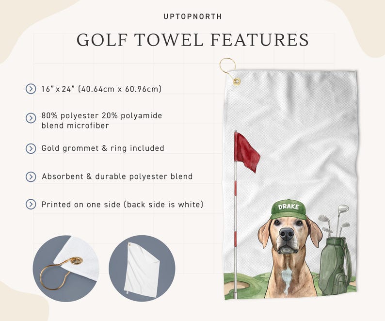 Op de afbeelding: Een witte golfhanddoek van 40,64 cm bij 60,96 cm, inclusief een gouden oogje en ring. De print toont een hond met een groene pet met de tekst DRAKE, een rode vlag aan een mast en een groene golftas. Gemaakt van 80% polyester en 20% polyamide.