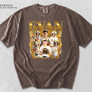 K&ouml;nnte beinhalten: Espressofarbenes T-Shirt mit einem Baseball-Teamfoto mit dem Namen "EVAN" in goldfarbenen Buchstaben. Das Design beinhaltet ein Teamfoto mit Blitzakzenten. Das Shirt hat einen Rundhalsausschnitt und kurze &Auml;rmel.