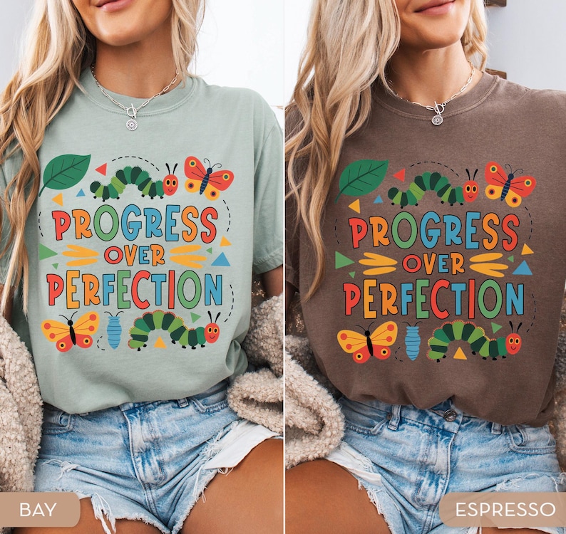 Op de afbeelding: Twee T-shirts, &eacute;&eacute;n in lichtgroen en de andere in bruin, met de tekst "PROGRESS OVER PERFECTION" in heldere kleuren. Het ontwerp bevat illustraties van rupsen, vlinders en bladeren. De shirts worden gedragen met een spijkerbroek.