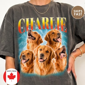 Peut inclure: Un t-shirt gris anthracite à manches courtes avec une impression graphique représentant cinq chiens golden retriever. Au-dessus des chiens, le nom CHARLIE est imprimé dans une police en dégradé rouge et jaune. Le fond est un effet lumineux bleu.