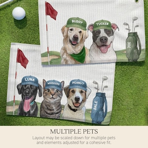 Op de afbeelding: Twee witte golfhanddoeken met wafelstructuur en aquarelillustraties van huisdieren met baseballpetten. E&eacute;n handdoek toont een golden retriever genaamd Buddy en een pitbull genaamd Tucker met een groene golfbag met het label Joe. De andere toont een zwarte hond genaamd Luna, een cyperse kat genaamd Whiskers en een hond genaamd Peanut met een blauwe golfbag met het label Dale.
