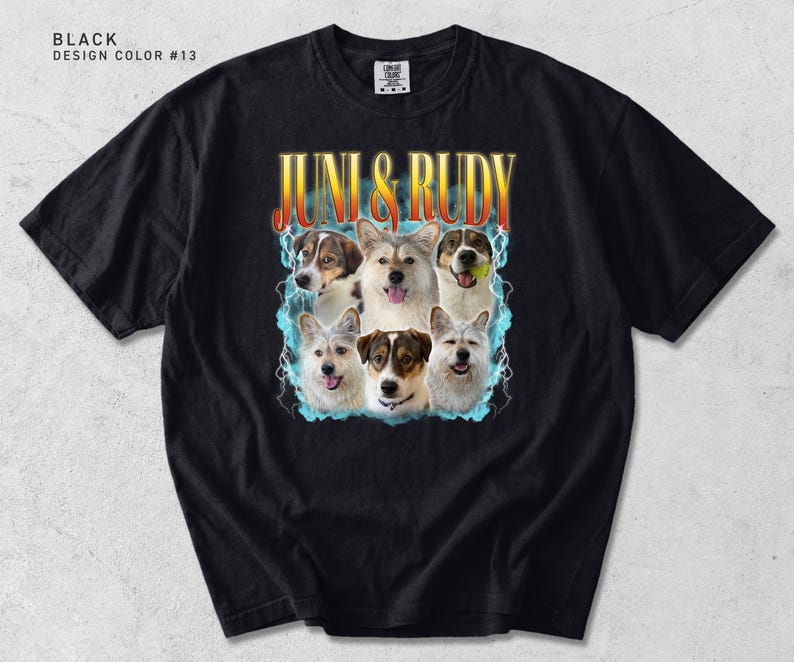 Pu&ograve; includere: T-shirt nero con una grafica di sei cani e la scritta "JUNI & RUDY" in un font retr&ograve;. Il design include un bordo blu e bianco attorno ai cani. La maglietta ha anche la scritta "BLACK DESIGN COLOR #13".