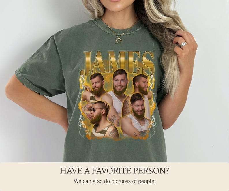 Pu&ograve; includere: T-shirt verde oliva con il nome "JAMES" in lettere dorate e una grafica di cinque uomini. La maglietta &egrave; di colore verde tenue. Il testo "HAVE A FAVORITE PERSON? We can also do pictures of people!" &egrave; in basso.