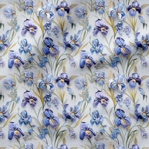 Può includere: Un motivo ripetuto di fiori di iris blu e viola con centri gialli e steli e foglie verdi. I fiori sono disposti su uno sfondo chiaro, creando un design floreale.