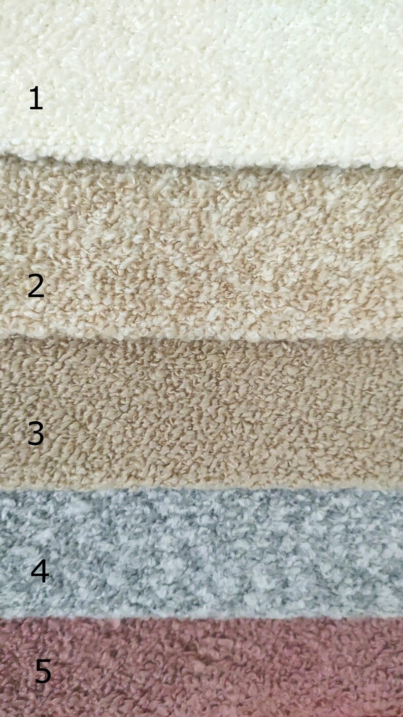 K&ouml;nnte beinhalten: Nahaufnahme von f&uuml;nf strukturierten Stoffmustern in verschiedenen Farben. Das oberste Muster ist cremefarben, gefolgt von Beige, Hellbraun, Grau-Blau und Altrosa. Die Stoffe haben eine geschlungene Boucl&eacute;-Textur, geeignet f&uuml;r Polster oder Dekorationszwecke.