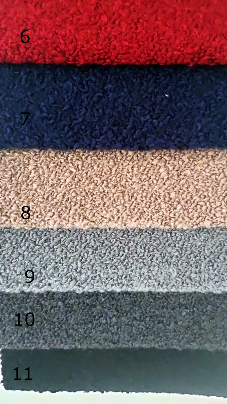 K&ouml;nnte beinhalten: Nahaufnahme von Stoffmustern in verschiedenen Farben. Die Farben umfassen Rot, Marineblau, Beige, Grau, Dunkelgrau und Schwarz. Der Stoff hat ein strukturiertes, geschlungenes Aussehen.