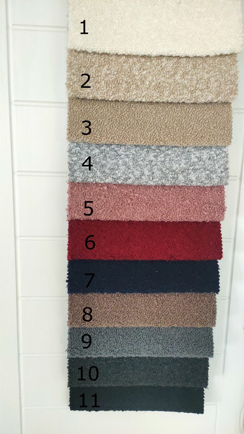 K&ouml;nnte beinhalten: Elf Stoffmuster in verschiedenen Farben werden vertikal angeordnet. Die Muster sind nummeriert. Die Farben umfassen Creme, Beige, Braun, Grau, Rosa, Rot, Marineblau und Dunkelgr&uuml;n. Der Stoff hat eine strukturierte, geschlungene Optik.