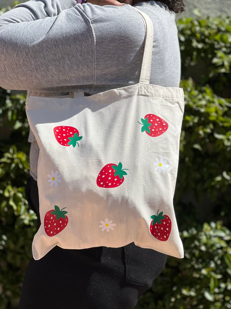 Heart of Strawberries Round Canvas Tote Bag main image 0