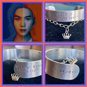 Pulseira de metal inspirada na turnê AGUST D - com pingente de corrente e coroa. Selecione sua cidade ou Suga/yoongi para a pulseira.