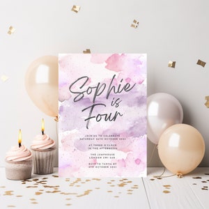 Acuarela 4to cumpleaños invitación colorido pastel salpicadura rosa púrpura tinta pintura moderna simple editable imprimible Canva Descargar
