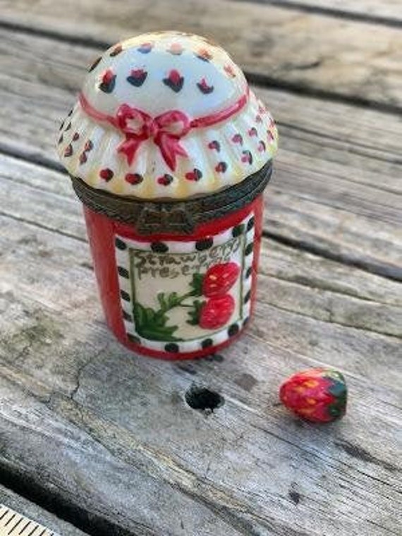 Strawberry Ceramic Pillbox with strawberry inside