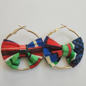 Orecchini a cerchio con fiocco stampa africana