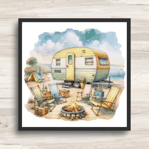 Peut inclure: Point de croix d'une caravane vintage jaune et blanche, garée près d'une plage. La scène comprend un feu de camp, des chaises pliantes et une tente, évoquant le thème du camping. L'œuvre est encadrée dans un carré noir.