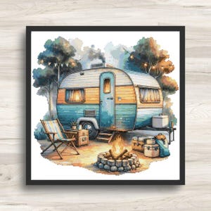 Peut inclure: Illustration de style aquarelle d'une caravane vintage dans un cadre de camping. La caravane est bleue et orange, avec un feu de camp devant. Une chaise pliante et des bagages sont à proximité, avec des arbres et des guirlandes lumineuses en arrière-plan.