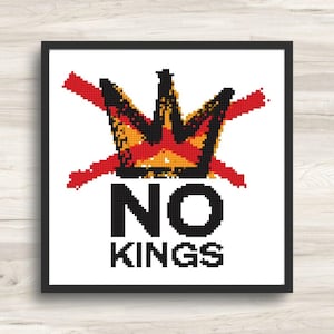 Puede incluir: Un patrón de punto de cruz enmarcado cuadrado que presenta una corona pixelada en negro, naranja y amarillo, superpuesta con una gran X roja. Debajo de la corona, el texto NO KINGS está bordado en letras negras en negrita sobre fondo blanco.
