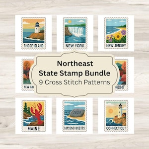 Könnte beinhalten: Eine Sammlung von neun Kreuzstichmustern mit Briefmarkenmotiven der US-Bundesstaaten. Der zentrale Text lautet Northeast State Stamp Bundle 9 Cross Stitch Patterns. Jede Briefmarke zeigt regionale Wahrzeichen wie Leuchttürme, Wasserfälle und Tiere wie einen Hummer, wobei die Namen der Bundesstaaten unter jeder Abbildung stehen.