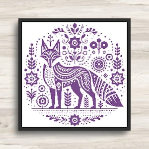 Könnte beinhalten: Ein quadratisch gerahmtes Kreuzstichmuster mit einem violetten Fuchs, der in einer kreisförmigen Anordnung aus geometrischen Blumen- und Pflanzenmotiven zentriert ist. Das Design besteht aus komplexen pixeligen Formen auf weißem Grund.