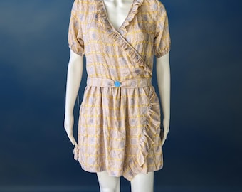 Vintage-geïnspireerde mini-jurk met overslag en ruches – zachte pastelkleurige geruite print met tailleband