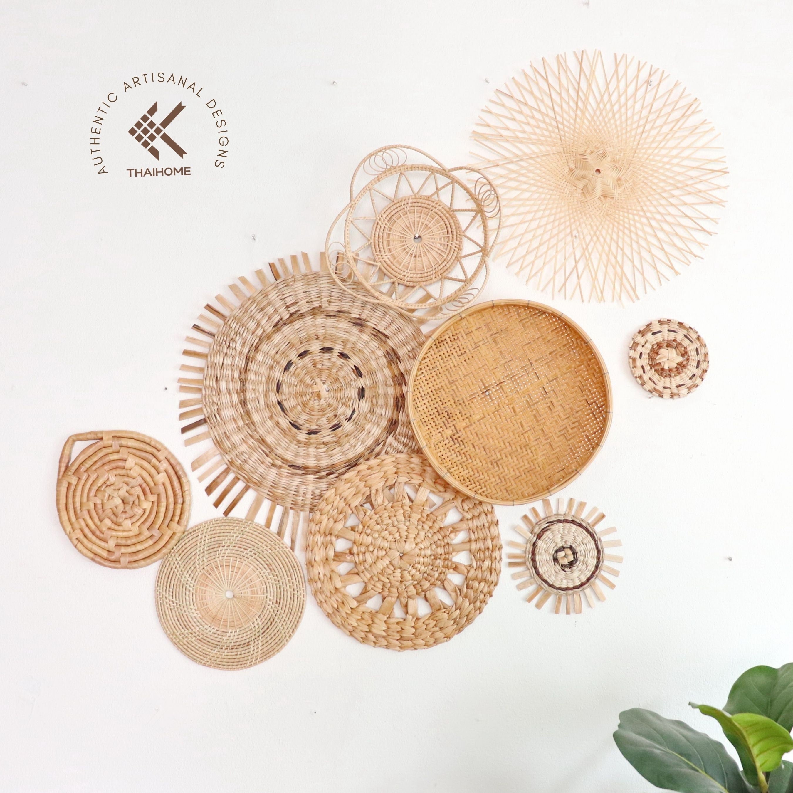 Thiết kế rattan wall decor phòng khách với tường trang trí bằng tre giàn