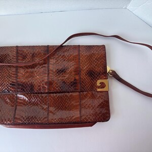 Cartera vintage de piel de serpiente con herrajes dorados, bolso mensajero vintage de piel de serpiente marrón