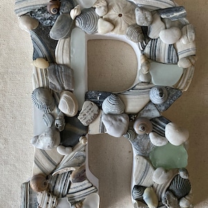 Buchstabe "R" verziert mit Seeglas & Muscheln
