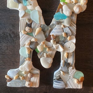 Buchstabe “M” verziert mit Seeglas & Muscheln