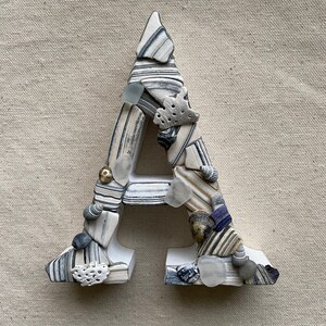 Buchstabe "A" aus Seeglas & Muscheln
