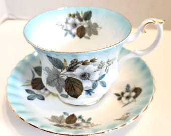 Juego de taza de té y platillo de porcelana Royal Albert con diseño floral azul y ribete dorado festoneado