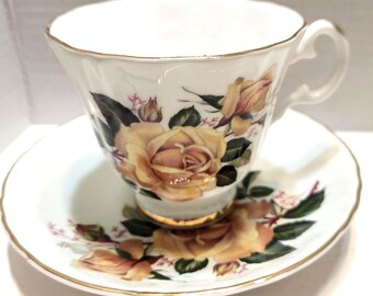 Juego de taza y platillo de porcelana fina vintage Royal Grafton con diseño floral amarillo.