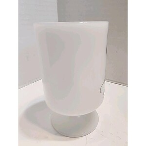 Puede incluir: Una copa de vidrio blanco opaco con un cuenco redondeado y una base corta y circular. La copa tiene una superficie lisa y un dise&ntilde;o simple y elegante. El vidrio es grueso y parece resistente.