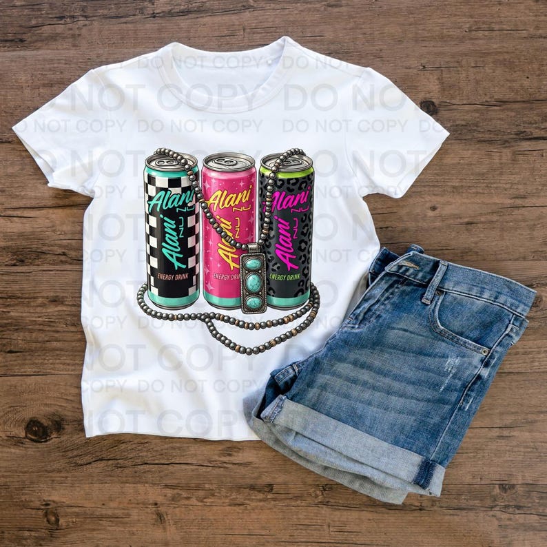 Pode incluir: Camiseta branca com um gr&aacute;fico de tr&ecirc;s latas de bebida energ&eacute;tica Alani em designs xadrez preto e branco, rosa e estampa de leopardo. Um colar com pingente turquesa e shorts jeans completam o look.