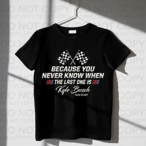 Könnte beinhalten: Schwarzes T-Shirt mit gekreuzten Zielflaggen und dem Text "BECAUSE YOU NEVER KNOW WHEN THE LAST ONE IS" mit "Kyle Busch" darunter. Das Shirt hat rote und blaue Streifen.