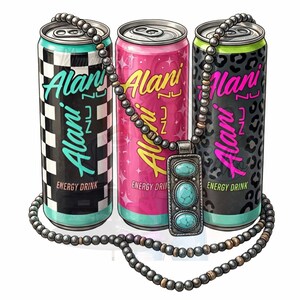 Pode incluir: Tr&ecirc;s latas de bebida energ&eacute;tica Alani Nu com diferentes designs: xadrez, rosa e estampa de leopardo. Um colar de contas com um pingente turquesa &eacute; drapeado na frente. As latas t&ecirc;m o texto "Alani Nu ENERGY DRINK".