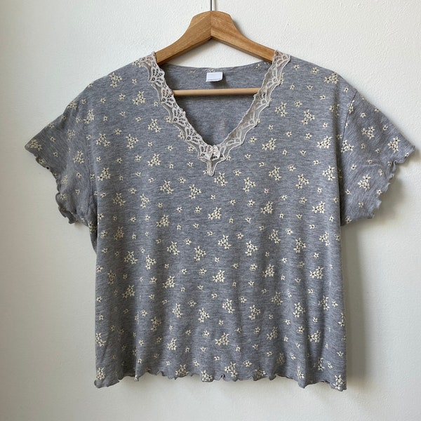 vintage 90s floral lettuce edge v neck tee gray top Cherokee 1990s y2k frilly dainty kawaii coquette bow ribbon detail