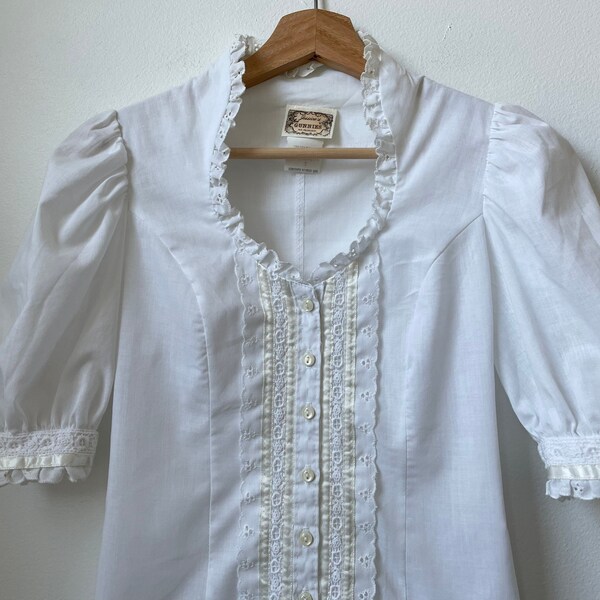 vintage 70s gunne sax eyelet puff sleeve frilly blouse white cottagecore 1970s ruffled dainty prairie milkmaid dirndl style top