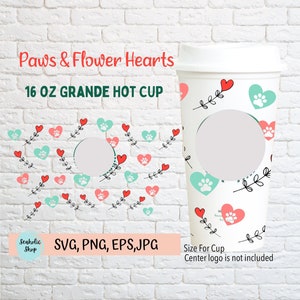 Op de afbeelding: Een witte 16 ounce grande warme beker met een ontwerp van rode en turquoise harten met poot afdrukken erin. Het ontwerp bevat ook kleine zwarte stelen met bladeren. De tekst "Paws & Flower Hearts" staat bovenaan de beker en de tekst "Size For Cup Center logo is not included" staat onderaan de beker.