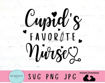 Pode incluir: Design gráfico em preto e branco com o texto "Cupid's Favorite Nurse" com um estetoscópio e uma seringa.