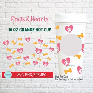 Op de afbeelding: Een witte 16 ounce grande beker voor warme dranken met een roze hart- en pootprintontwerp. De beker heeft een witte cirkel in het midden voor een logo. De tekst "Paws & Hearts" en "16 OZ GRANDE HOT CUP" staat bovenaan de afbeelding. De tekst "SVG, PNG, EPS, JPG" staat onderaan de afbeelding. De tekst "Size For Cup" en "Center logo is not included" staat rechtsonder in de afbeelding.