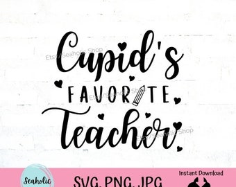 以下が含まれることがあります： 鉛筆のアイコンとハートが付いた「Cupid's Favorite Teacher」という黒と白のテキストグラフィック。グラフィックは白いレンガの背景にあります。