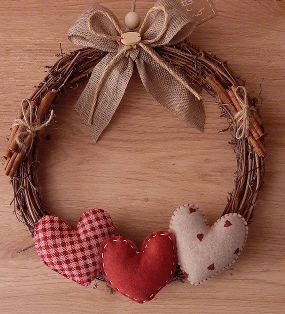 Ghirlanda dallo stile "country","shabby",realizzata a mano con passione per I dettagli...rendendola unica.La misura è di 26cm x 26cm