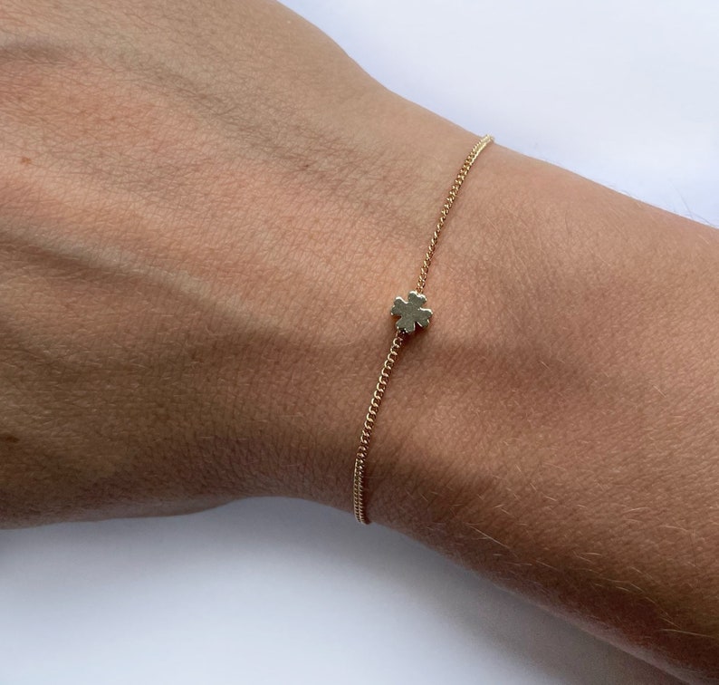 Pretty gold 4 leafed clover shamrock chain bracelet, elegant bracelet, dainty bracelet image 1