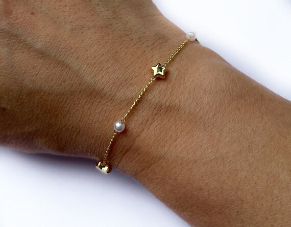 Elegant gold plated beaded chain bracelet with imitation pearls.