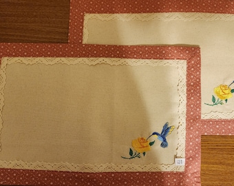 Mauve Floral - Hummingbird and Yellow Rose of Texas Placemats  (Set of 2)
