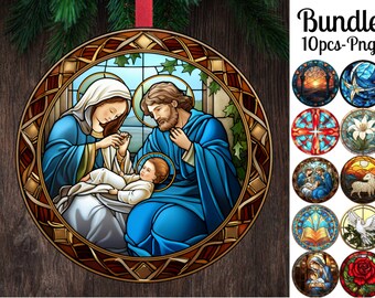 Puede incluir: Un adorno de vidrio emplomado que representa a la Sagrada Familia. María, José y el niño Jesús se muestran en un marco circular con un borde dorado. El fondo es un diseño de vidriera azul y verde.