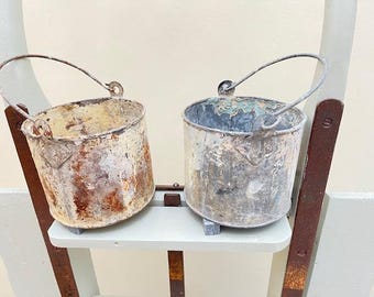 Elección de dos cubos de pintura galvanizados de pintor vintage - Hervidores.