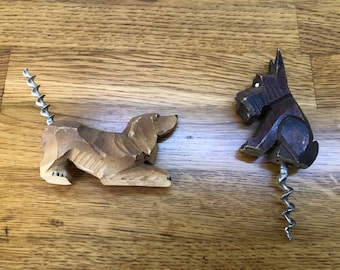 Une sélection de deux ouvre-bouteilles vintage en forme de tire-bouchon en bois pour chien