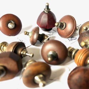 LOT 8 eindstukken en knoppen voor thee, koffie, suikerpotten en schalen.