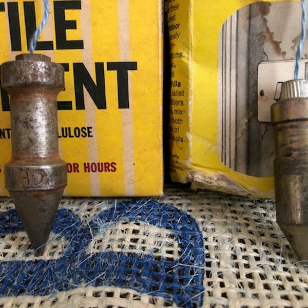 Une sélection de deux fils à plomb cylindriques en acier vintage avec ficelle