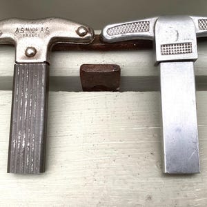 Selezione di due sollevatori/recuperatori di sughero a punte d'epoca, completi di custodia